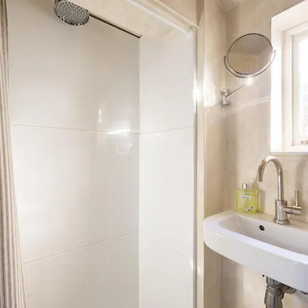 Living - 3 Bedroom In Chelsea Apartment *