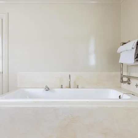 Living - 3 Bedroom In Chelsea Apartment *