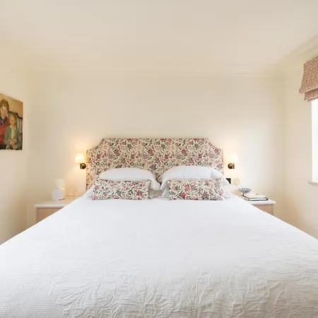 Living - 3 Bedroom In Chelsea Apartment