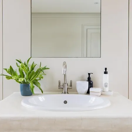 Living - 3 Bedroom In Chelsea Apartment *