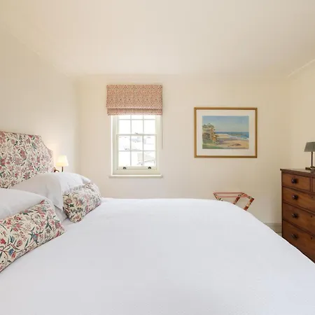 Living - 3 Bedroom In Chelsea Apartment *