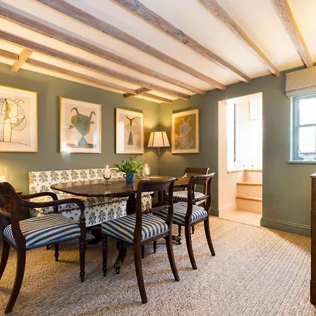 Living - 3 Bedroom In Chelsea Apartment *