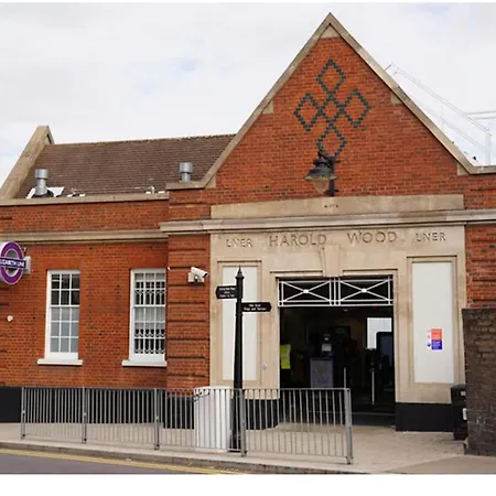 Cozy Escape With Modern Amenities Romford