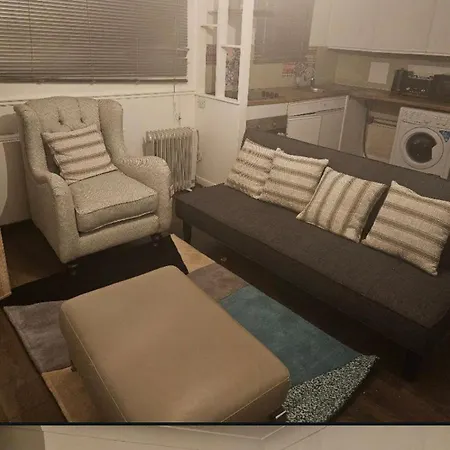 Cozy Escape With Modern Amenities *