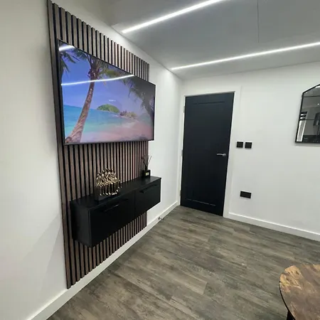 Luxury Flat In Apartment Uxbridge