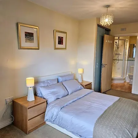 Lovely 2bed 2bath Flat In North Acton London