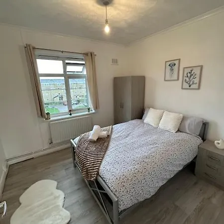 Chic 3 Bedroom Flat Ontower Bridge Apartment London
