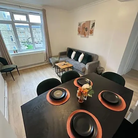 Chic 3 Bedroom Flat Ontower Bridge Apartment London