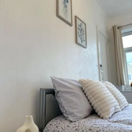 Chic 3 Bedroom Flat Ontower Bridge Apartment