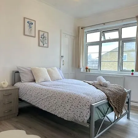 Chic 3 Bedroom Flat Ontower Bridge * London
