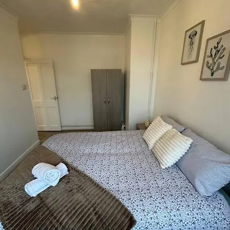 Chic 3 Bedroom Flat Ontower Bridge Apartment