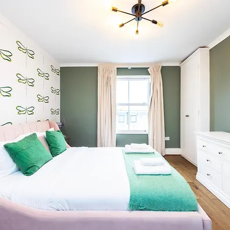 Spacious 2-bedroom In Balham Apartment *
