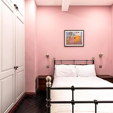 Book Lovers' West End Apartment London
