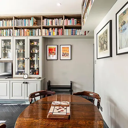 Book Lovers' West End Apartment *