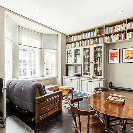 Book Lovers' West End Apartment
