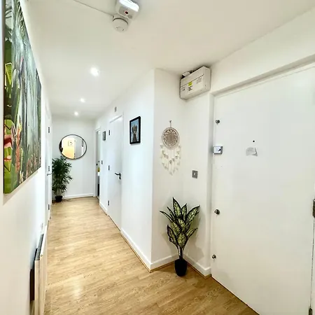 Apartamento 2 Bed, 2 Bath, Ground Floor Whole With Parking, Near & Stratford, Close To Station, Zone 2