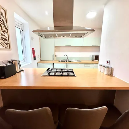 2 Bed, 2 Bath, Ground Floor Whole With Parking, Near & Stratford, Close To Station, Zone 2