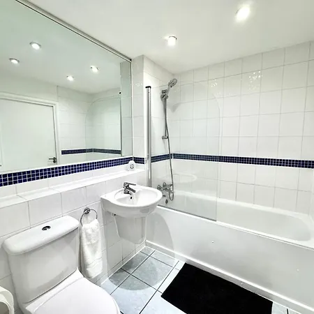 2 Bed, 2 Bath, Ground Floor Whole With Parking, Near & Stratford, Close To Station, Zone 2 * Londres