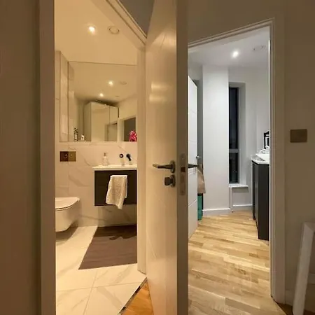 3 Bedroom Penthouse With Terrace And Skyline In Battersea Apartment London