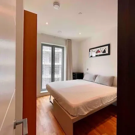 Apartment 3 Bedroom Penthouse With Terrace And Skyline In Battersea