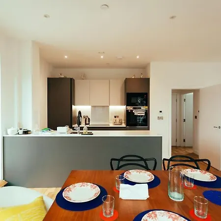 Apartment 3 Bedroom Penthouse With Terrace And Skyline In Battersea London