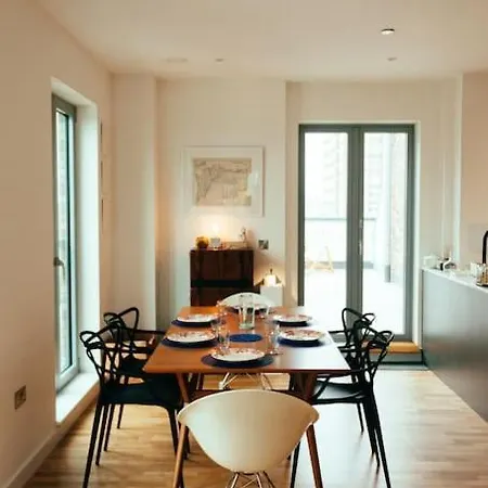 3 Bedroom Penthouse With Terrace And Skyline In Battersea *