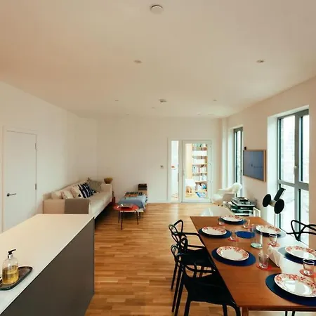 3 Bedroom Penthouse With Terrace And Skyline In Battersea