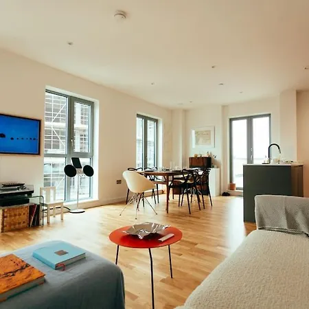 Apartment 3 Bedroom Penthouse With Terrace And Skyline In Battersea London