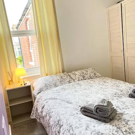 Welcome 2 Bedrooms Flat In Wimbledon *