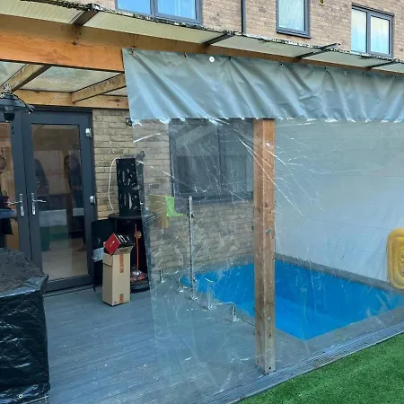 Deluxe 5 Bedroom House In Harrow, Parking, Sleeps 8, 30mins To London Hatch End