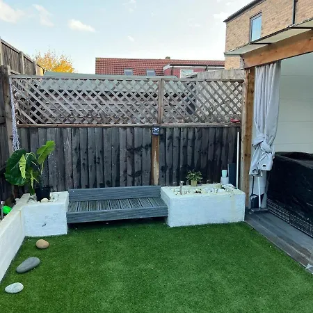 Apartment Deluxe 5 Bedroom House In Harrow, Parking, Sleeps 8, 30mins To London *