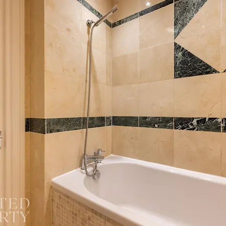 Chic & Sunlit Earls Court Flat *