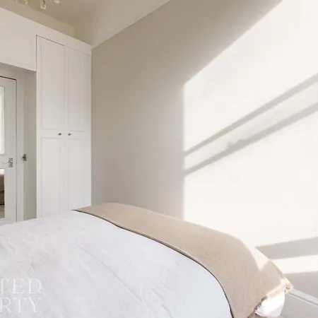 Chic & Sunlit Earls Court Flat London