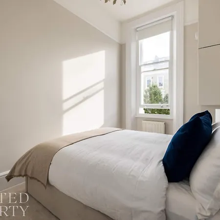 Chic & Sunlit Earls Court Flat