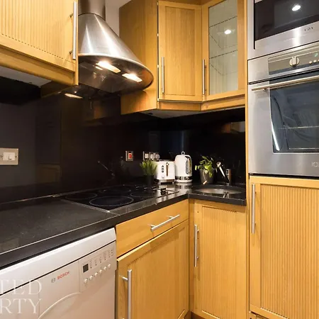Chic & Sunlit Earls Court Flat Apartment