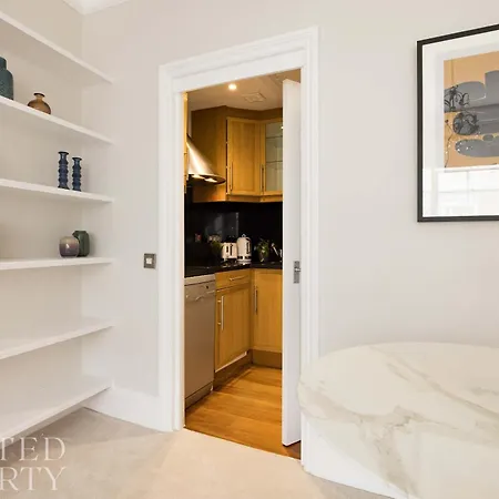 Chic & Sunlit Earls Court Flat Apartment London