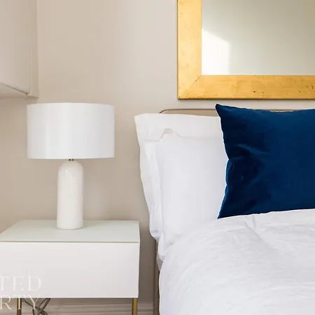 Apartment Chic & Sunlit Earls Court Flat London