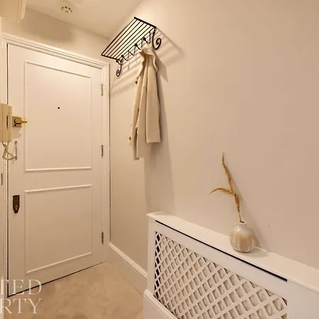 Chic & Sunlit Earls Court Flat *