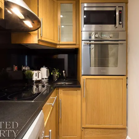 Chic & Sunlit Earls Court Flat * London