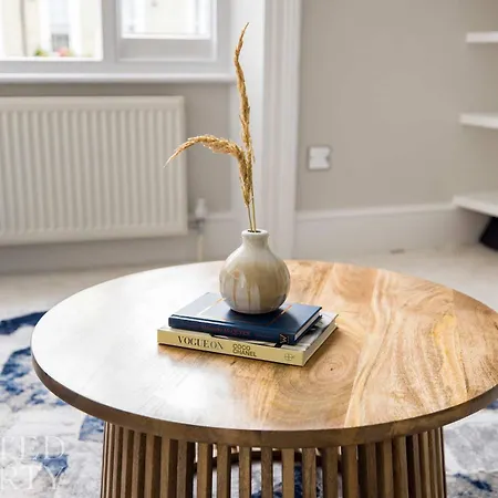 Chic & Sunlit Earls Court Flat