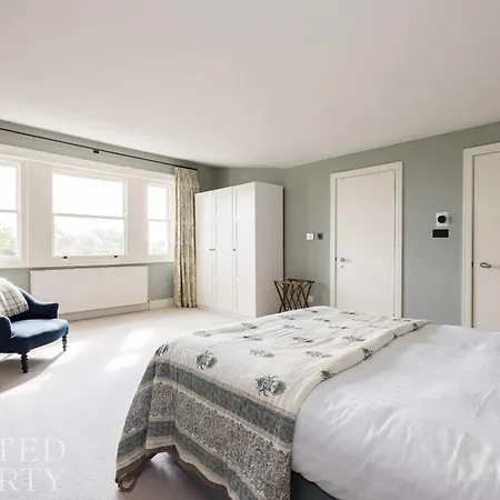 Elegant Primrose Hill Townhouse With Garden Holiday home London