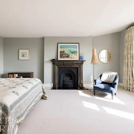 Elegant Primrose Hill Townhouse With Garden *