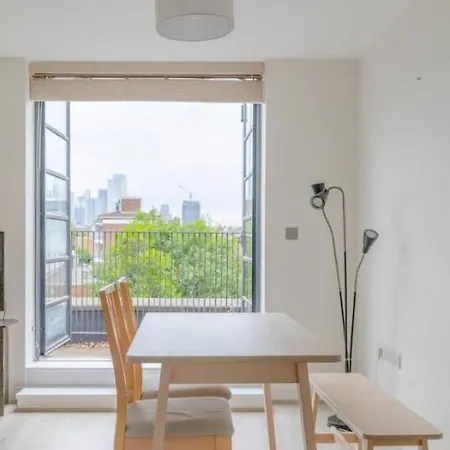 Stunning 1bed Flat With Balcony - 5 Mins To Station Apartment