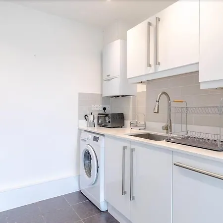 Apartment Stunning 1bed Flat With Balcony - 5 Mins To Station London