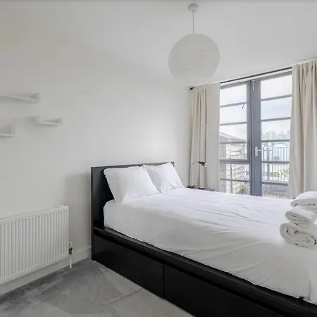 Stunning 1bed Flat With Balcony - 5 Mins To Station London