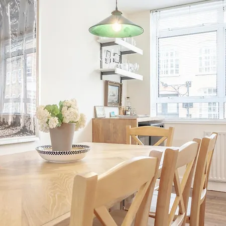 Cosy Flat In Chelsea Apartment
