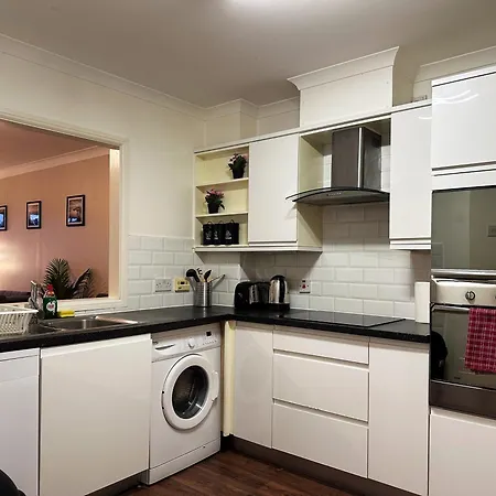 Betty's Place In Tower Hill - 2 Double Beds, Max 4 People, Great Location In Apartment *