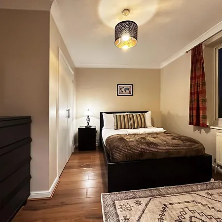 Apartment Betty's Place In Tower Hill - 2 Double Beds, Max 4 People, Great Location In *