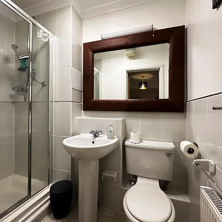 Apartment Betty's Place In Tower Hill - 2 Double Beds, Max 4 People, Great Location In