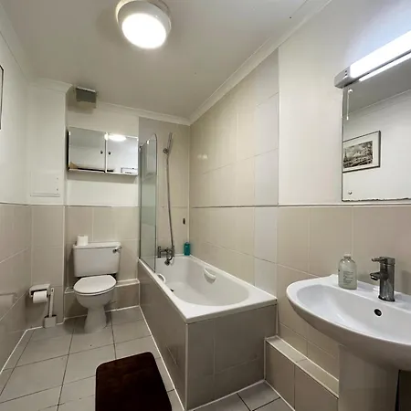 Betty's Place In Tower Hill - 2 Double Beds, Max 4 People, Great Location In Apartment